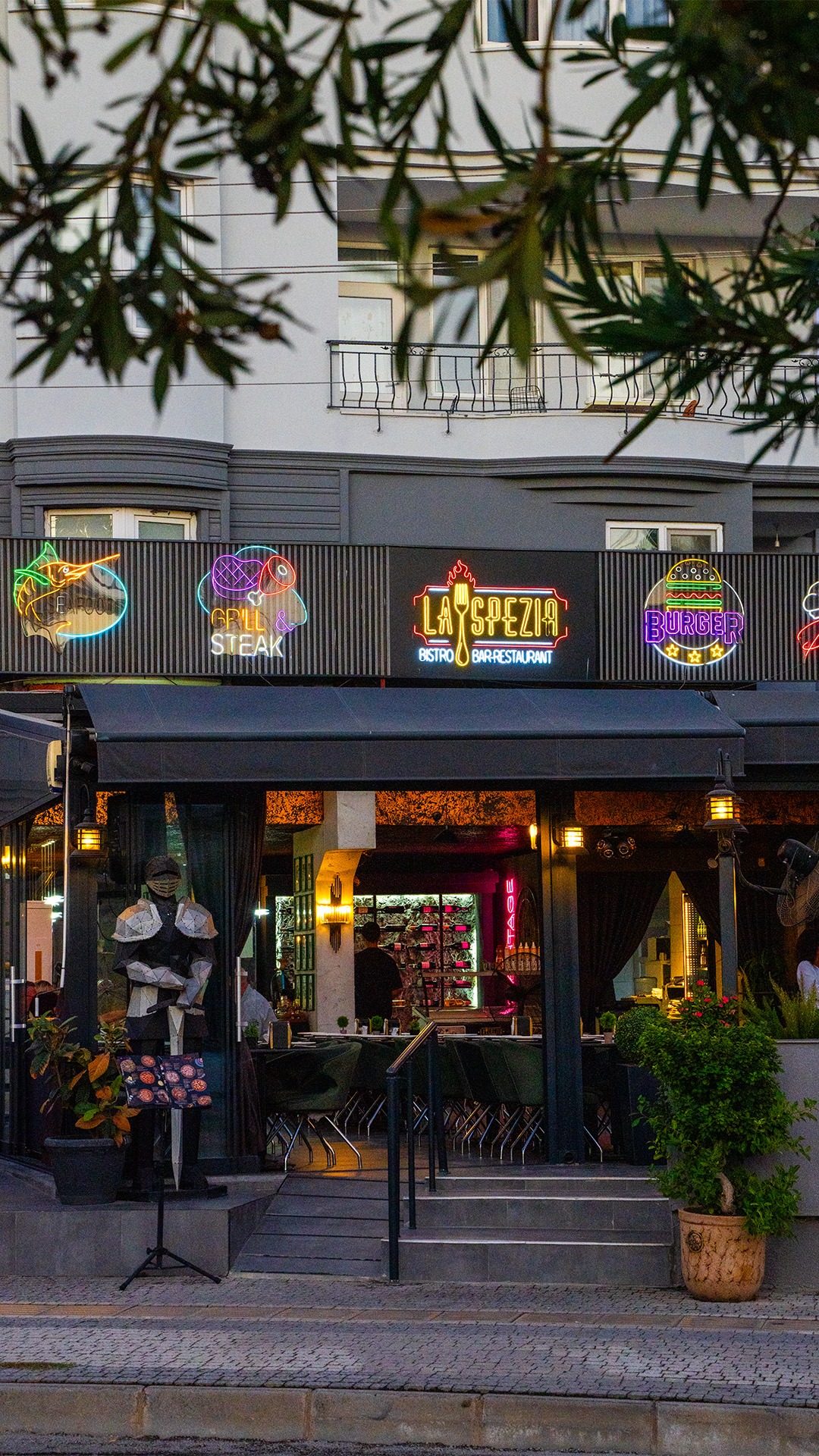 La Spezia restaurant exterior in Side